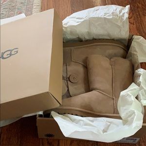 BRAND NEW IN BOX! UGG Bailey Button